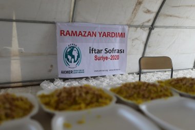 Suriye kamplarındaki yetimler ve ailelerine iftarlık yardımı